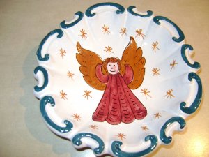 Spy üres, fényesre nyalt kistányérja...